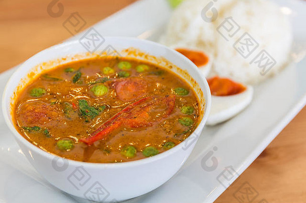 红色的咖喱烤鸭kaeng承认ped的泰国食物