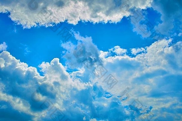 美丽的蓝色的天空白色云明亮的夏天一天