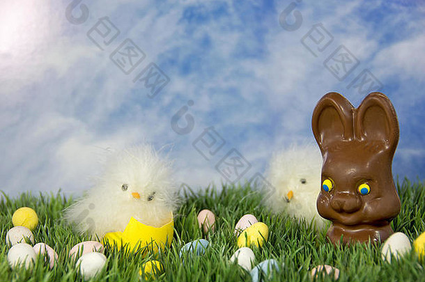 巧克力复活节兔子黄色的小鸡糖果鸡蛋草