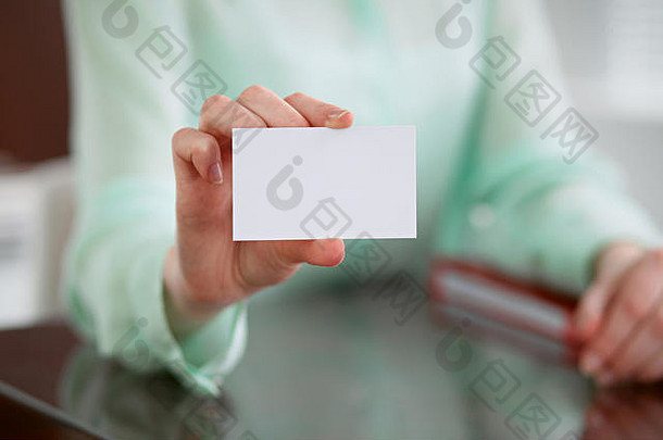 业务女人手绿色上衣坐着桌子上办公室持有业务卡