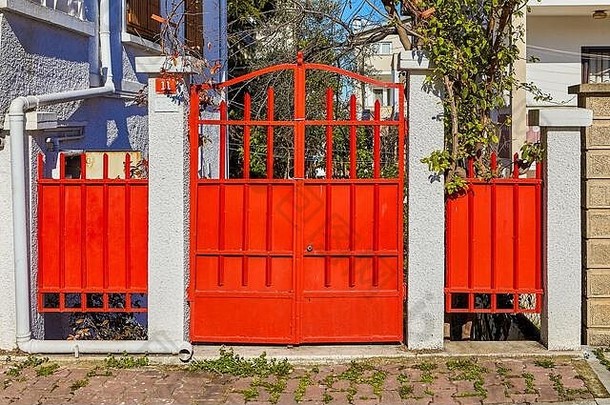红色的钢门院子里夏天别墅
