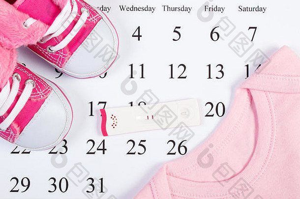 怀孕测试积极的结果服装新生儿日历婴儿鞋子简易包装概念扩展家庭