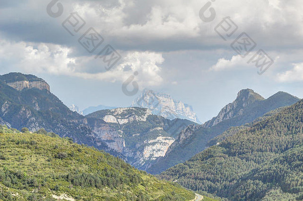 佩尼亚montañesa范围夏天多云的一天阿拉贡庇里牛斯山山西班牙