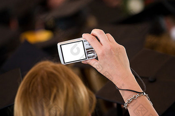 特写镜头数字相机液晶显示器屏幕女人持有点拍摄空气捕获照片毕业事件