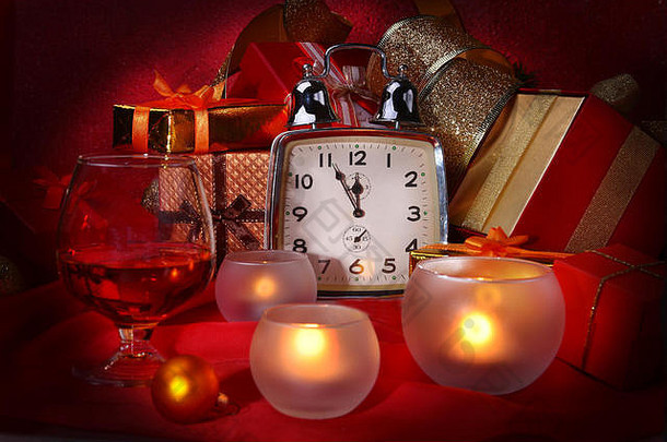 圣诞节时钟玻璃白兰地威士忌蜡烛一年的装饰礼物盒子圣诞节球树庆祝活动概念一年