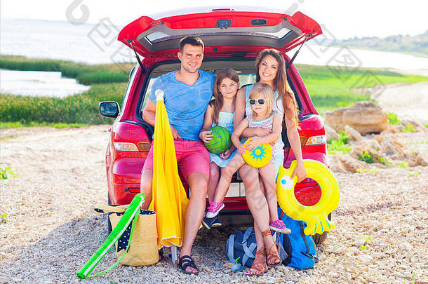 肖像微笑家庭孩子们海滩车假期旅行概念