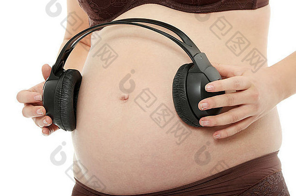 肚子怀孕了女人耳机孤立的白色