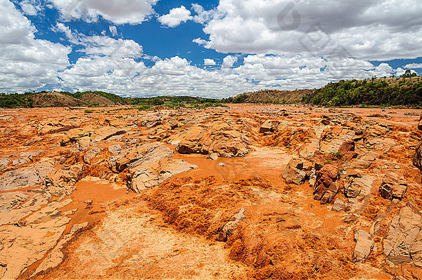 贝齐博卡河急流雨季节红色的沉积物马达加斯加