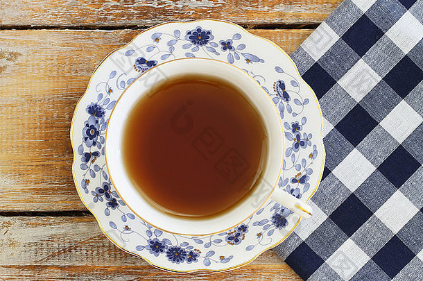 杯黑色的茶古董瓷杯乡村木表面