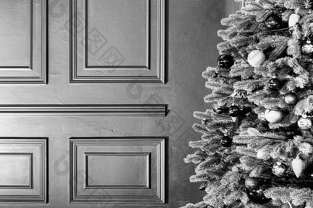 圣诞节早....背景红色的墙皇家室内圣诞节毛茸茸的圣诞节树复制空间