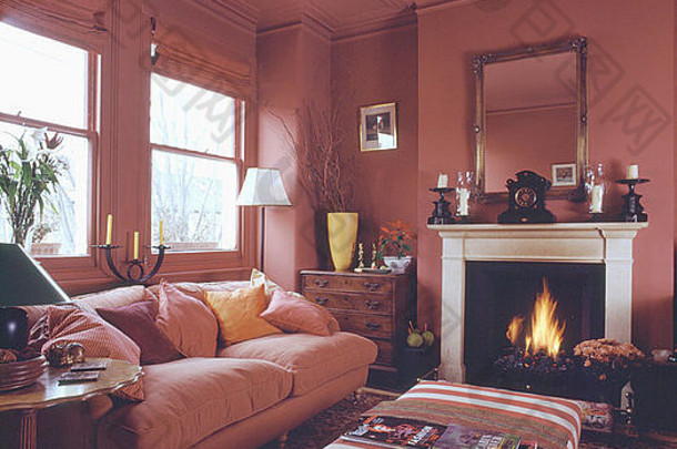 镜子点燃火壁炉Terracotta生活房间条纹软垫凳子粉红色的沙发