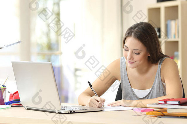 美丽的学生研究行学习写作笔记桌子上首页
