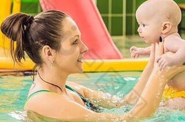 美丽的妈妈。教学可爱的婴儿女孩游泳游泳池孩子有趣的水妈妈横幅长格式