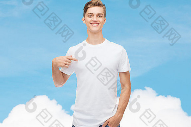 微笑年轻的男人。空白白色t恤