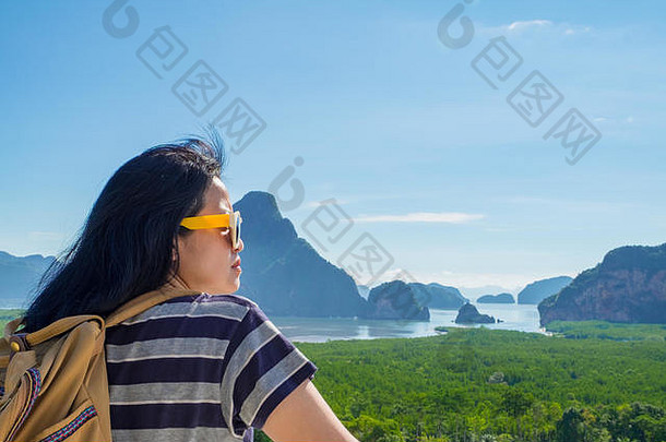 快乐年轻的旅行者女人背包客山海享受美丽的自然<strong>自由旅<strong>游</strong>热考县沙美岛什么时候切视图