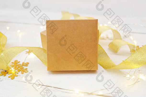 黄金卡夫礼物盒子白色木背景