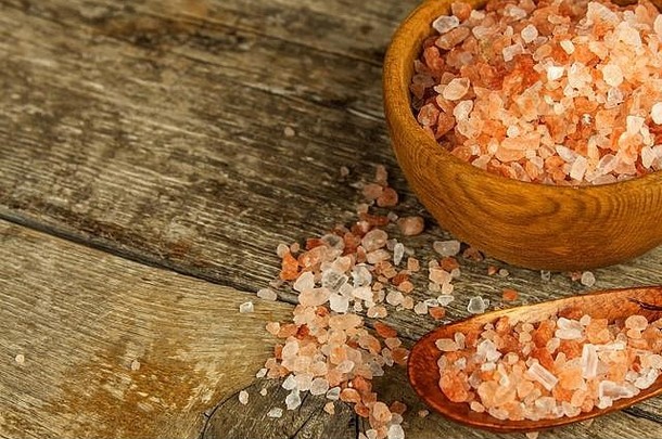 粉红色的盐喜马拉雅山脉木背景桩粉红色的喜玛拉雅盐出售香料
