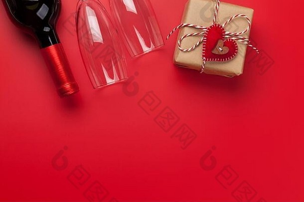 情人节一天礼物盒子酒瓶红色的背景复制空间前视图平躺