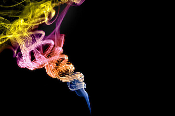 彩虹彩色的烟流媒体左黑色的背景