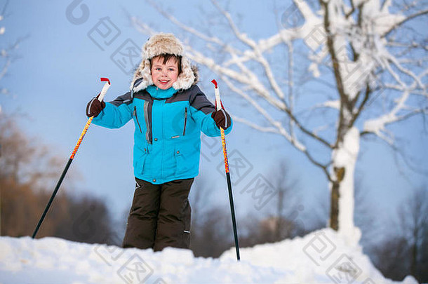 可爱的男孩有趣的滑雪交叉在户外