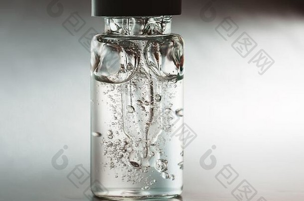 瓶透明质酸酸吸管银背景前面视图