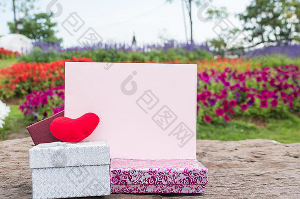 红色的心纸卡岩石复古的背景总计美丽的礼物盒子