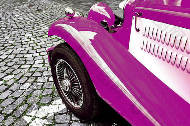 前面一边部分古董经典紫色的热杆车鹅卵石路