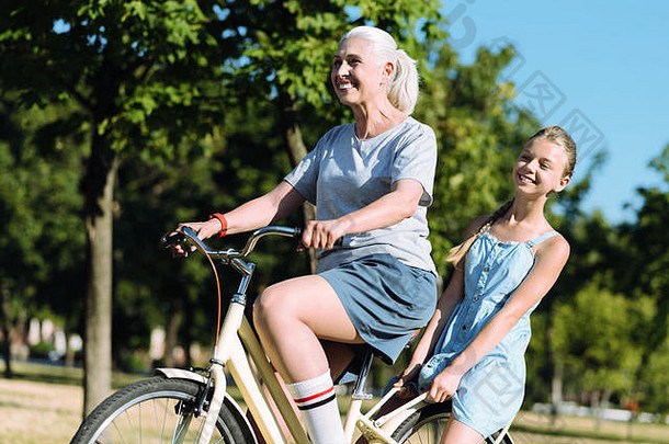 积极的上了年纪的女人骑自行车