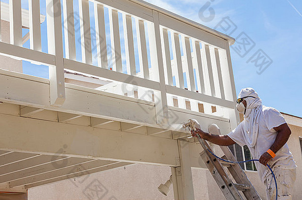 房子画家穿面部保护喷雾绘画甲板首页