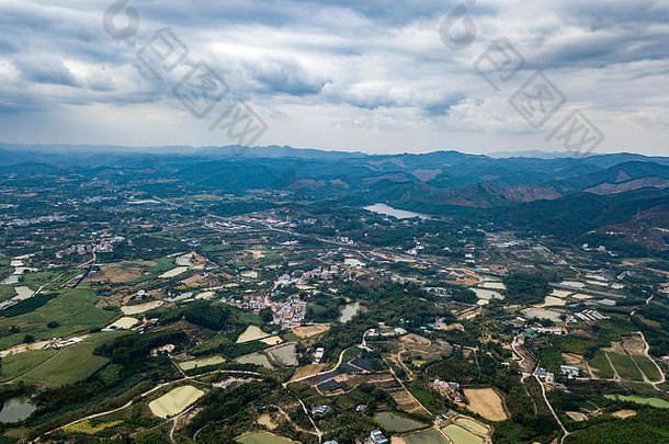 空中照片农村字段河流池塘多山的区域中国