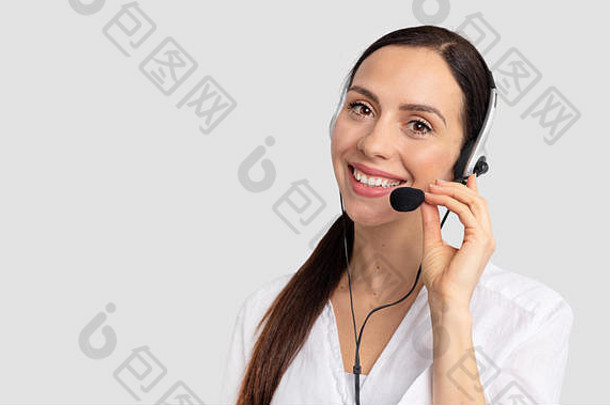顾问调用中心耳机灰色的背景热线服务电话操作符耳机