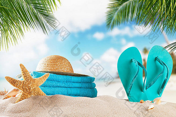 夏天配件桑迪海滩模糊海背景夏天异国情调的放松概念