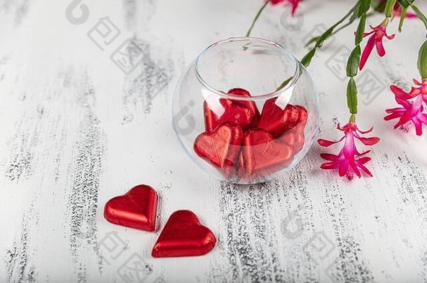 心形状巧克力糖果包装色彩斑斓的箔情人节一天情人节一天背景巧克力心红色的2月开花