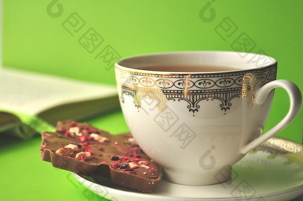 热茶瓷杯工匠巧克力开放书生动的绿色背景复制空间休闲阅读放松主题
