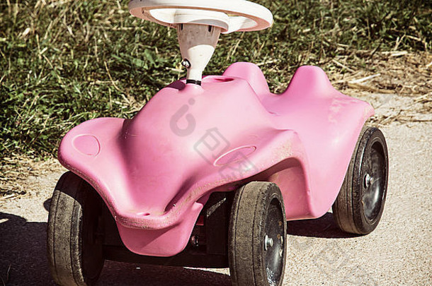 可爱的粉红色的玩具车户外操场上主题