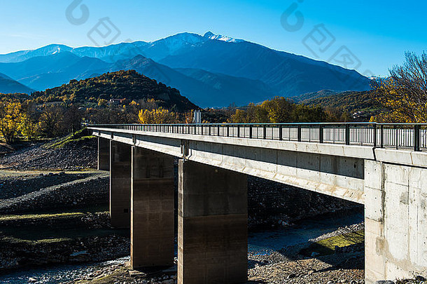 桥河法国庇里牛斯山风景如画的山范围