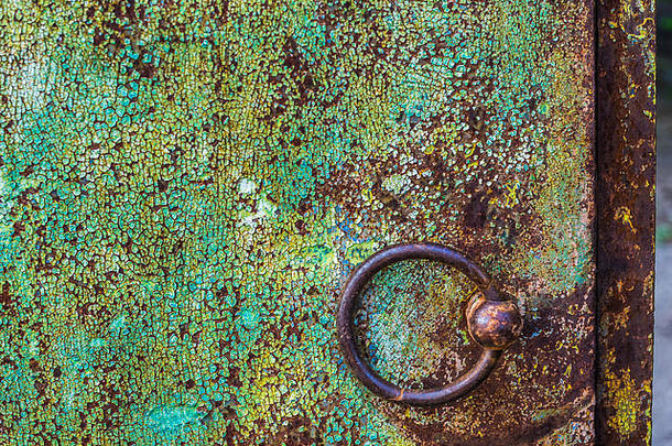 轮铁棕色（的）通过旋钮绿色破旧的墙