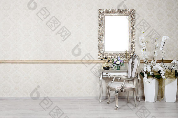 片段复古的室内椅子表格电话花瓶花表格挂起空图片框架