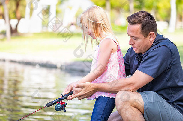 年轻的高加索人父亲女儿有趣的钓鱼湖