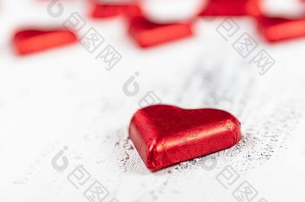 心形状的巧克力<strong>糖果包装</strong>红色的色彩斑斓的箔情人节一天情人节图像白色木背景