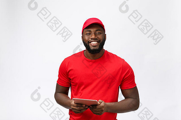 交付概念肖像<strong>快乐</strong>非洲美国交付男人。红色的布持有盒子包孤立的灰色工作室背景复制空间