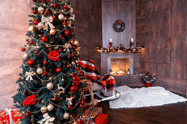 舒适的生活房间摇摆椅子毯子装饰现代燃烧的壁炉大圣诞节树很多礼物diff