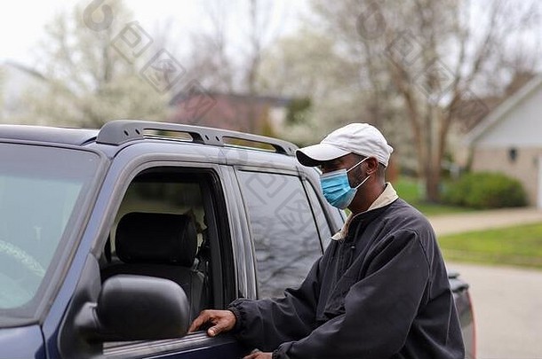 非裔美国人男人。离<strong>开卡车</strong>穿面具保护病毒感染
