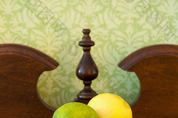 柠檬石灰坐着木餐具柜厨房古董壁纸墙