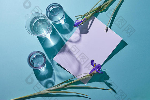 春天作文玻璃花瓶紫色的花蓝色的背景平躺