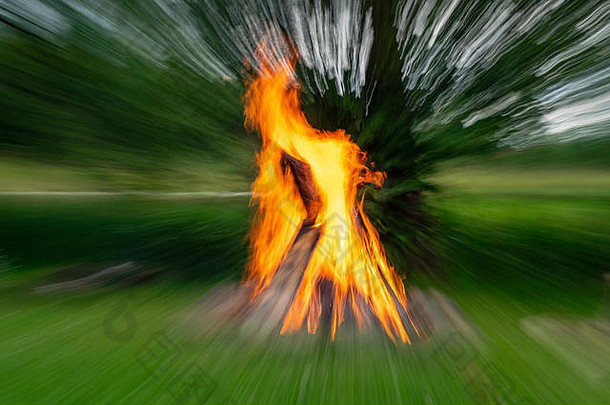森林燃烧壁炉温暖的热火黑暗长曝光图像运动模糊野营自然夏天