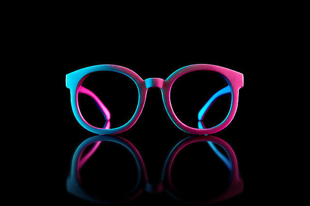 <strong>时尚</strong>的太阳镜拍摄粉红色的蓝色的摘要彩色的照明复制空间