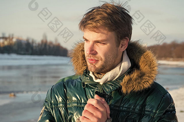 风耐药衣服冬天时尚的男装冬天装赶时髦的人冬天时尚装的家伙穿夹克罩冷淡的冬天一天男人。有胡子的站温暖的夹克雪自然背景