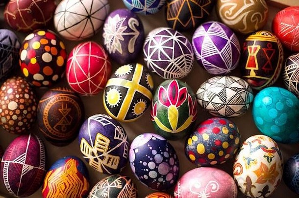 背景复活节手绘鸡蛋人风格