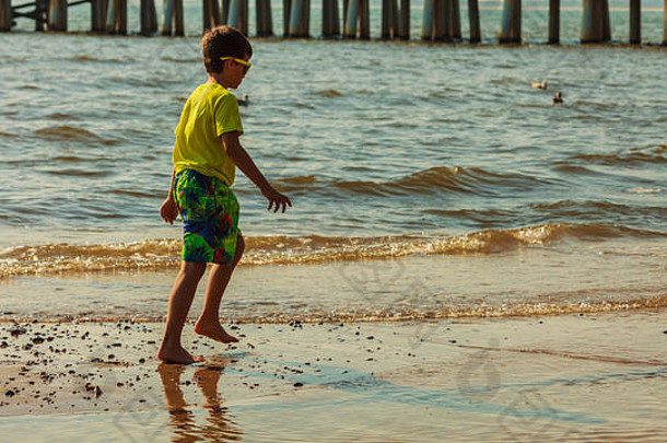 水有趣的快乐男孩走海海洋孤独的孩子玩在户外夏天<strong>衣服</strong>